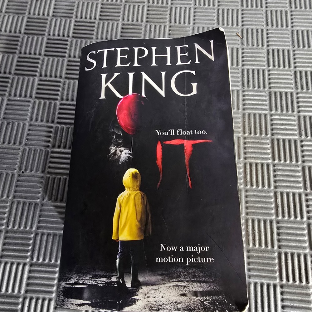 Stephen King IT Paperback Movie Tie-In Edition Hodder Horror Novel Pennywise